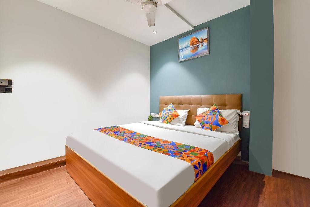Nidhivan Hotel And Rooms Surat Bagian luar foto