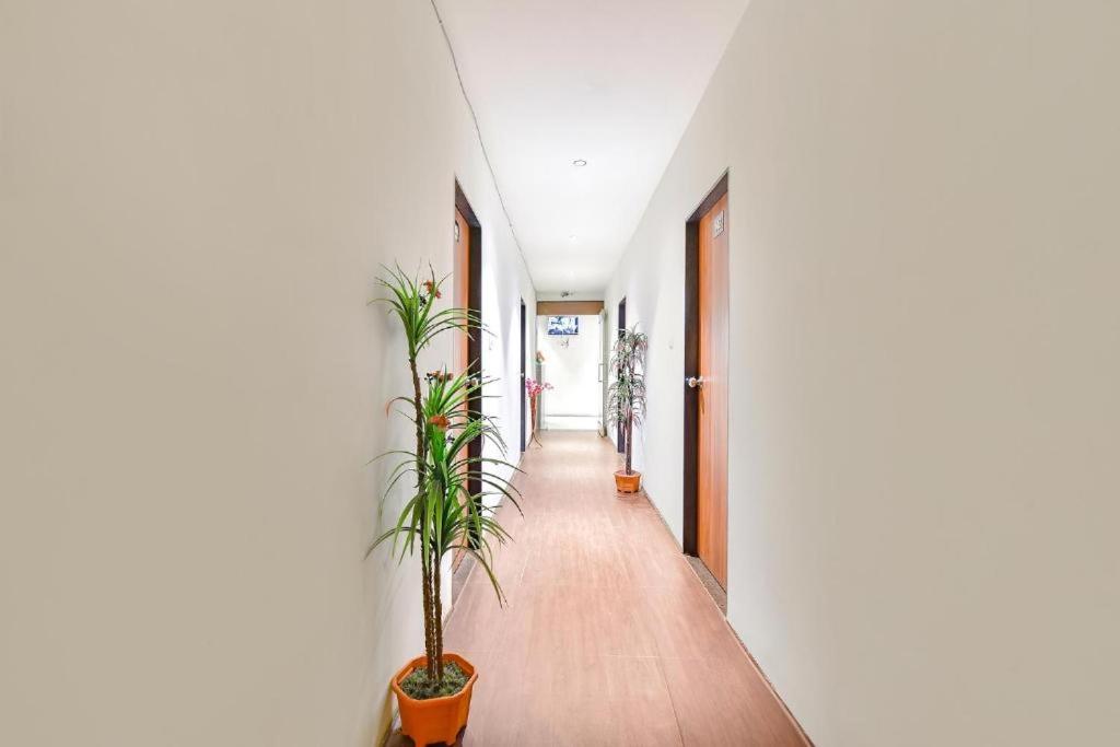 Nidhivan Hotel And Rooms Surat Bagian luar foto
