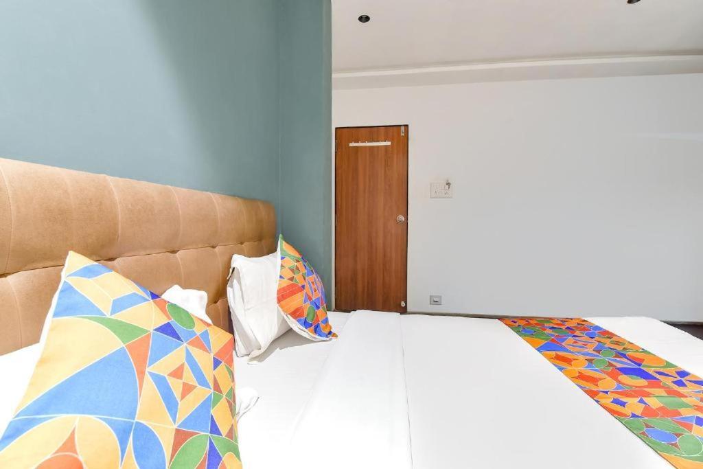 Nidhivan Hotel And Rooms Surat Bagian luar foto